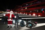 Anthony Davidson und Santa Claus mit dem Mercedes W10