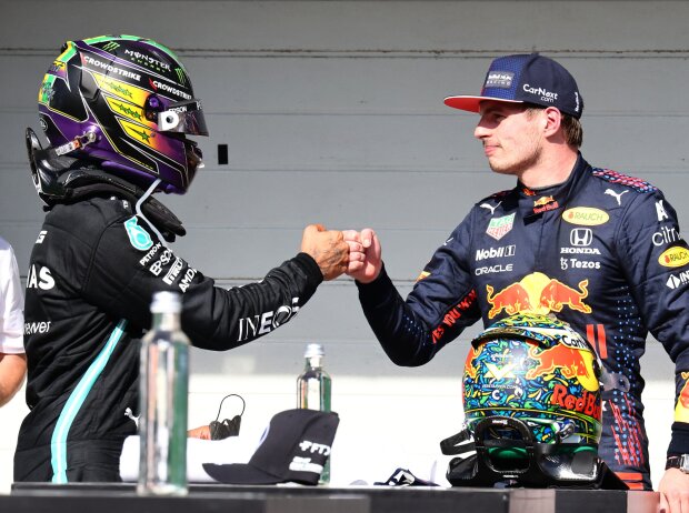 Titel-Bild zur News: Lewis Hamilton (Mercedes) und Max Verstappen nach dem Formel-1-Rennen in Sao PAulo 2021