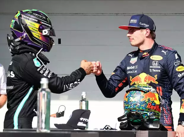 Lewis Hamilton (Mercedes) und Max Verstappen nach dem Formel-1-Rennen in Sao PAulo 2021 Titel-Bild zur News: Lewis Hamilton (Mercedes) und Max Verstappen nach dem Formel-1-Rennen in Sao PAulo 2021