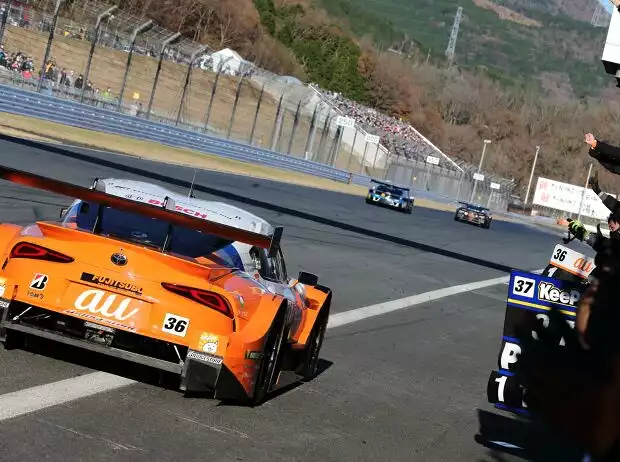 Yuhi Sekiguchi und Sho Tsuboi feiern den Super-GT-Titel 2021 für das Toyota-Team Tom's Titel-Bild zur News: Yuhi Sekiguchi und Sho Tsuboi feiern den Super-GT-Titel 2021 für das Toyota-Team Tom's