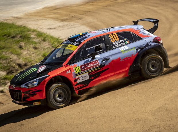 Oliver Solberg im Hyundai i20 N Rally2 bei der Rallye Portugal 2021