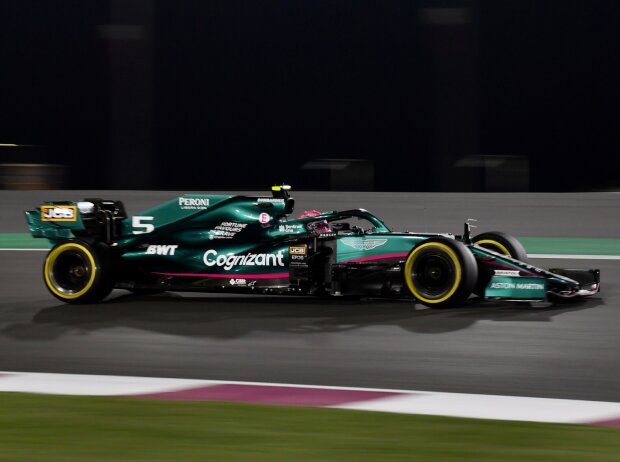 Titel-Bild zur News: Sebastian Vettel (Aston Martin AMR21) beim Formel-1-Rennen in Katar 2021