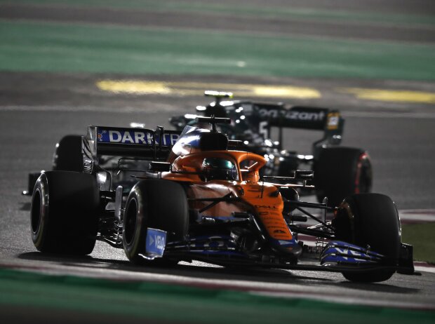 Titel-Bild zur News: Daniel Ricciardo (McLaren MCL35M) vor Sebastian Vettel (Aston Martin AMR21) beim Formel-1-Rennen in Katar 2021