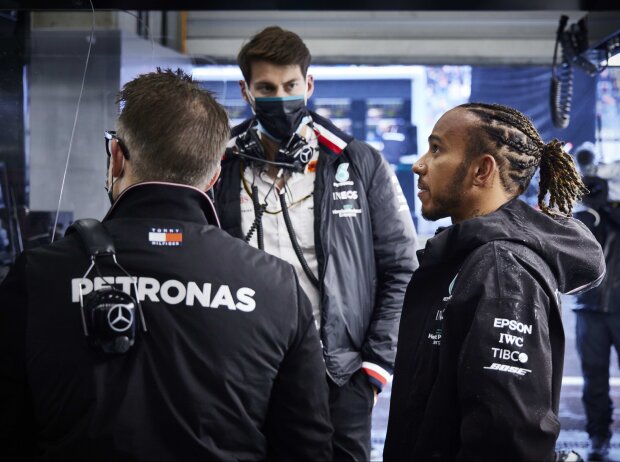 Titel-Bild zur News: Lewis Hamilton im Gespräch mit seinem Mercedes-Renningenieur Peter Bonnington