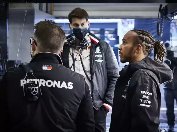 Lewis Hamilton im Gespräch mit seinem Mercedes-Renningenieur Peter Bonnington Titel-Bild zur News: Lewis Hamilton im Gespräch mit seinem Mercedes-Renningenieur Peter Bonnington
