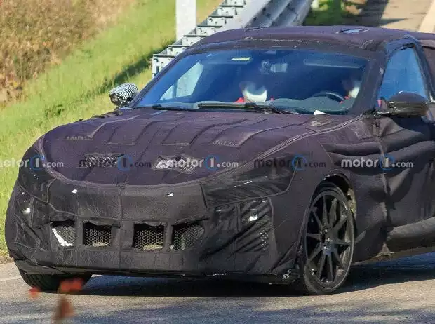 errari Purosangue als Erlkönig mit Serienkarosserie erwischt Titel-Bild zur News: errari Purosangue als Erlkönig mit Serienkarosserie erwischt