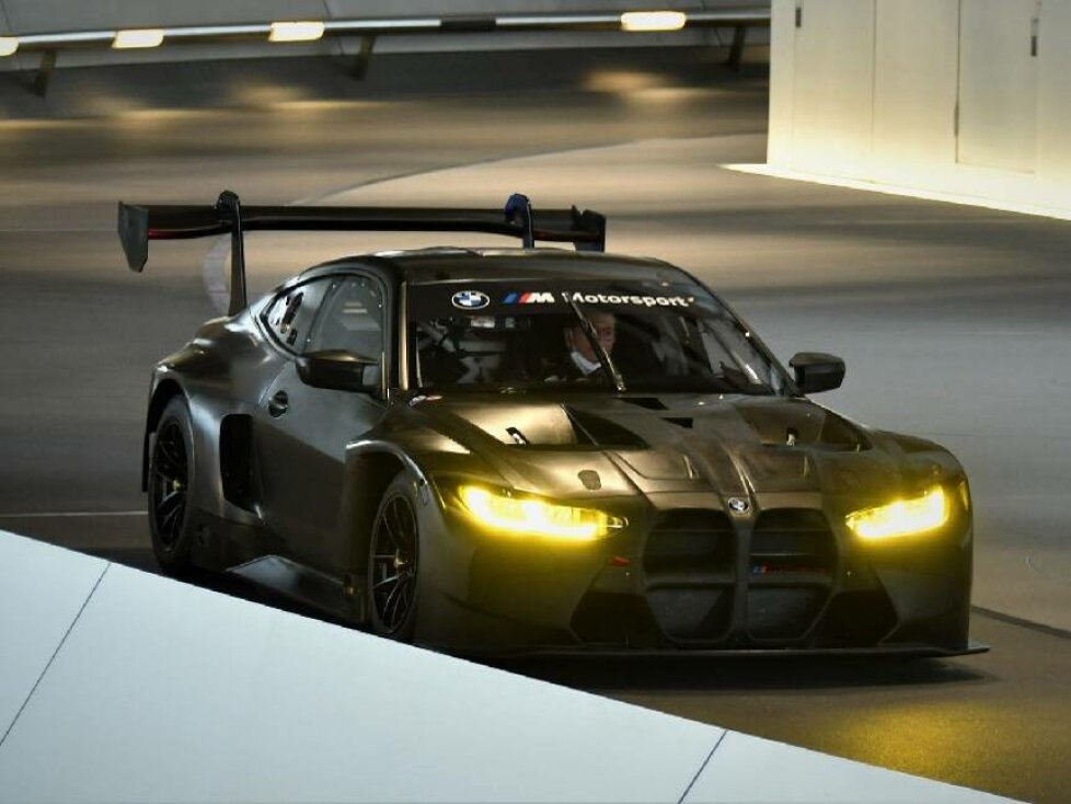 Torsten Schubeert fährt den brandneuen BMW M4 GT3 aus der BMW Welt in München