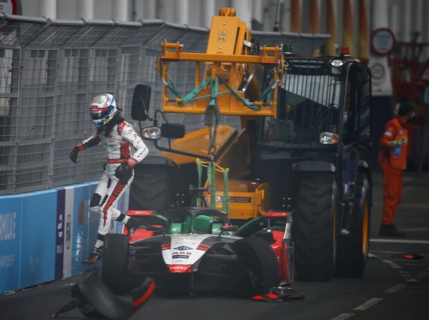 Ein häufiges Bild in der Formel E: Ein beschädigter Bolide am Haken Ein häufiges Bild in der Formel E: Ein beschädigter Bolide am Haken
