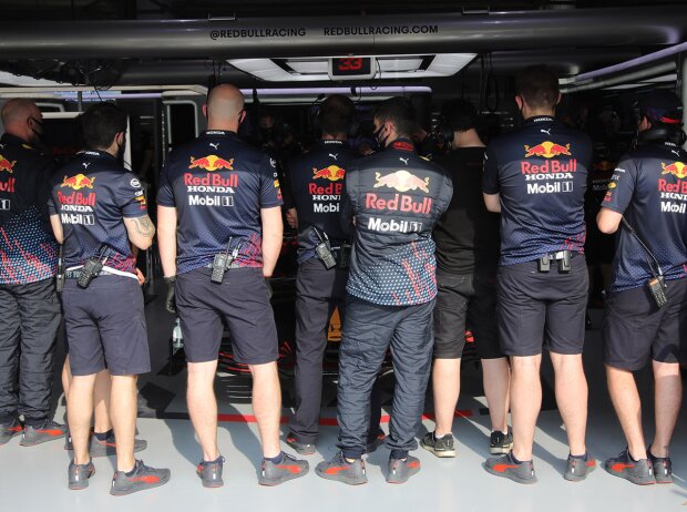 Red-Bull-Mechaniker verdecken Arbeiten am RB16B in der Garage Red-Bull-Mechaniker verdecken Arbeiten am RB16B in der Garage