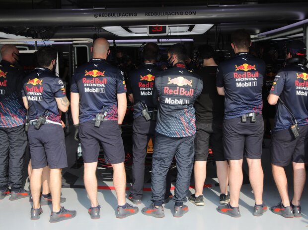 Titel-Bild zur News: Red-Bull-Mechaniker verdecken Arbeiten am RB16B in der Garage