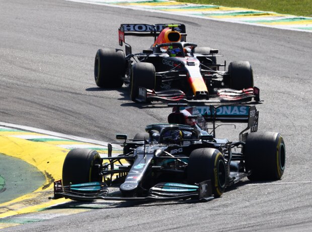 Lewis Hamilton (Mercedes W12) vor Sergio Perez (Red Bull RB16B) beim Formel-1-Rennen in Brasilien 2021 Lewis Hamilton (Mercedes W12) vor Sergio Perez (Red Bull RB16B) beim Formel-1-Rennen in Brasilien 2021