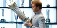 Formel-1-Weltmeister Nico Rosberg mit dem WM-Pokal