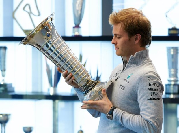 Titel-Bild zur News: Formel-1-Weltmeister Nico Rosberg mit dem WM-Pokal