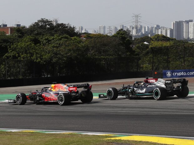 Titel-Bild zur News: Max Verstappen im Duell mit Lewis Hamilton beim Formel-1-Rennen in Brasilien 2021