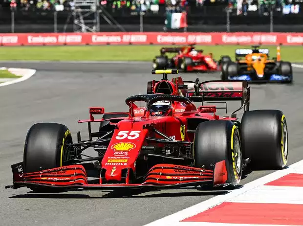 Carlos Sainz (Ferrari) vor Daniel Ricciardo (McLaren) und Charles Leclerc beim Formel-1-Rennen in Mexiko 2021 Titel-Bild zur News: Carlos Sainz (Ferrari) vor Daniel Ricciardo (McLaren) und Charles Leclerc beim Formel-1-Rennen in Mexiko 2021