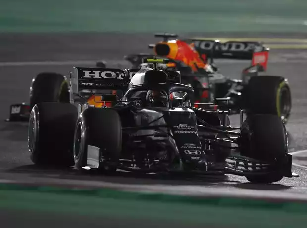 Pierre Gasly (AlphaTauri AT02) vor Max Verstappen (Red Bull RB16B) beim Formel-1-Rennen in Katar 2021 Titel-Bild zur News: Pierre Gasly (AlphaTauri AT02) vor Max Verstappen (Red Bull RB16B) beim Formel-1-Rennen in Katar 2021