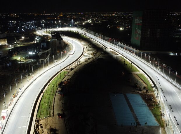Titel-Bild zur News: Die neue Formel-1-Strecke von Saudi-Arabien in Dschidda bei Nacht