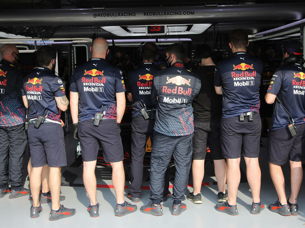Red-Bull-Mechaniker verdecken Arbeiten am RB16B in der Garage