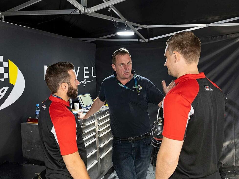Ring-Racing-Chef Uwe Kleen (Mitte) und sein Team integrierten Max und Robert von Anfang an ins Team.
