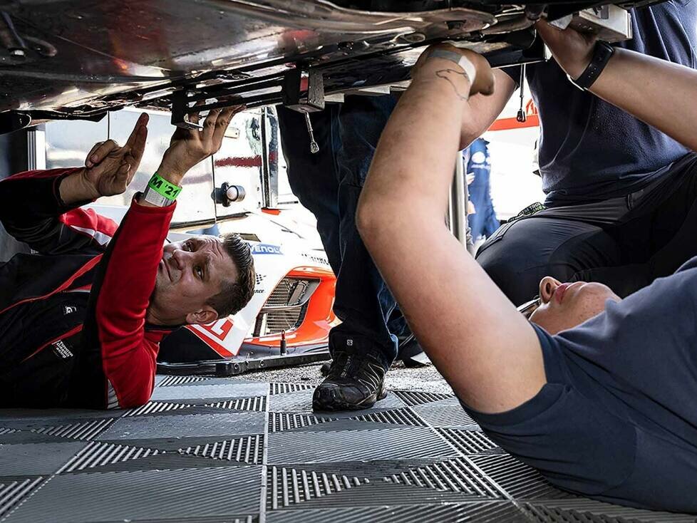 Nach einem Schaden im Training muss der Wasserkühler am Rot-Weißen GR Supra GT4 ausgetauscht werden.