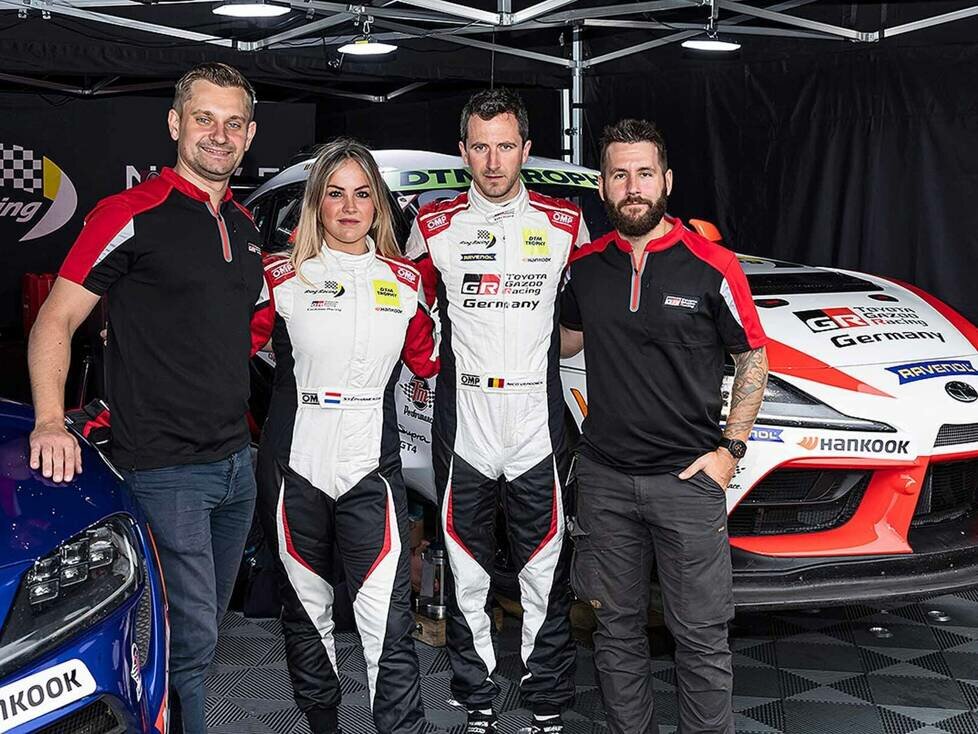 Die GR Supra-Piloten Stephane Kox und Nico Verdonck mit unseren Finalisten. Robert (rechts) darf sich über einen Lehrgang zur Rennlizenz freuen!
