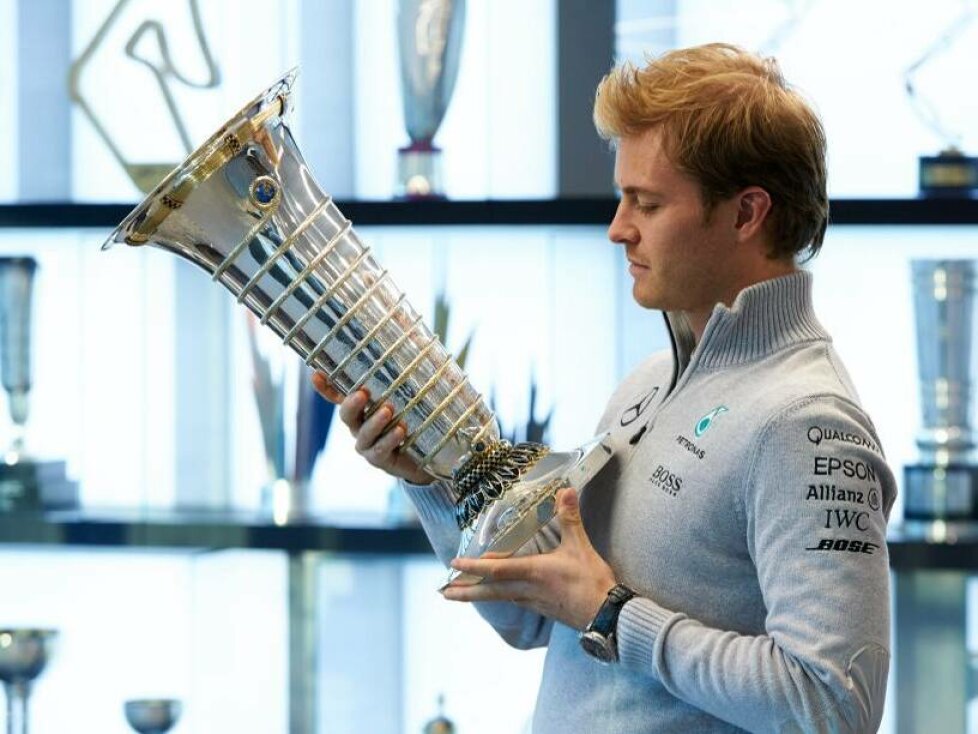 Formel-1-Weltmeister Nico Rosberg mit dem WM-Pokal