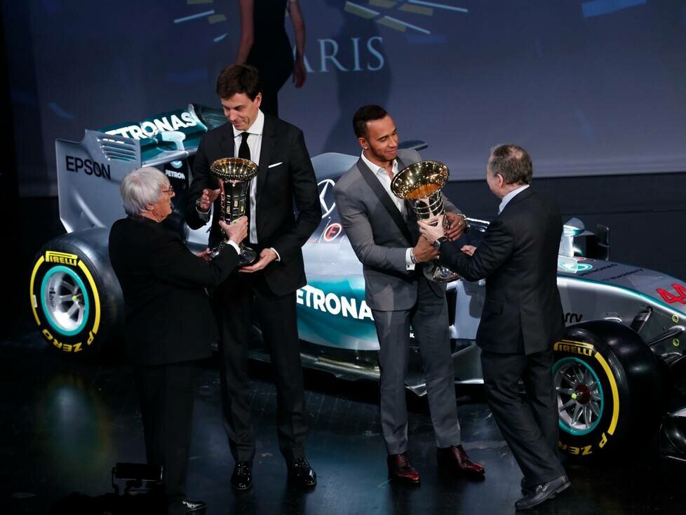 Die Übergabe der WM-Pokale an Toto Wolff von Mercedes und Weltmeister Lewis Hamilton bei der FIA-Gala 2015 durch Bernie Ecclestone und Jean Todt