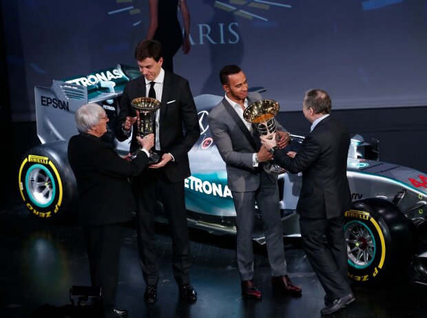 Die Übergabe der WM-Pokale an Toto Wolff von Mercedes und Lewis Hamilton bei der FIA-Gala 2015