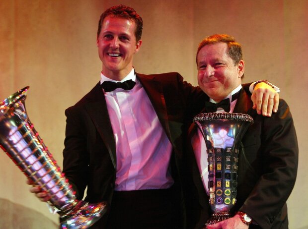 Michael Schumacher und Jean Todt mit den Weltmeister-Pokalen der Formel 1