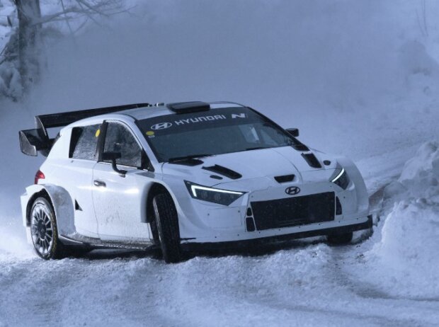 Hyundai i20 Rally1 Hybrid bei Testfahrten im Elsass im November 2021