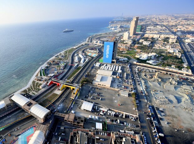 Blick aus der Vogelperspektive auf den Jeddah Street Circuit in Dschidda vor dem ersten Formel-1-Rennen dort im Jahr 2021