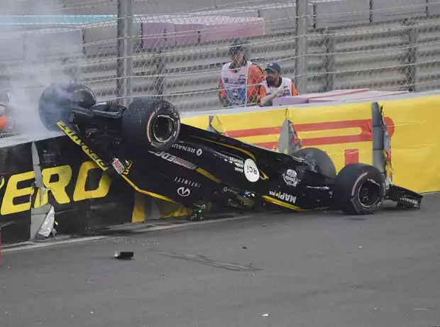 Titel-Bild zur News: Nico Hülkenberg (Renault) überschlägt sich beim Formel-1-Rennen in Abu Dhabi 2018