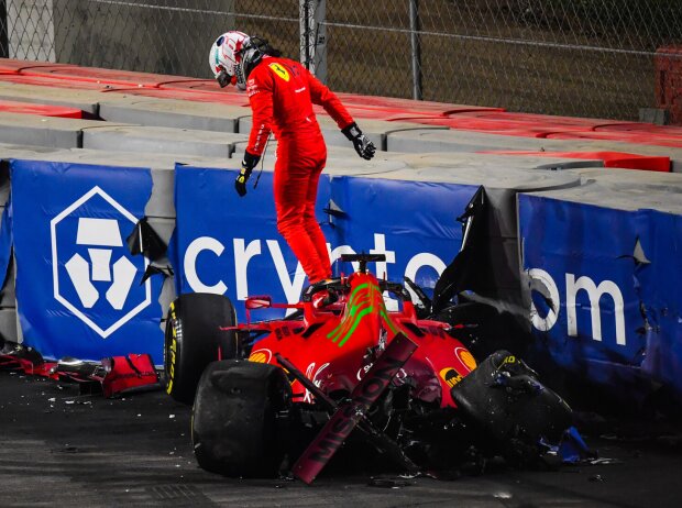 Titel-Bild zur News: Charles Leclerc (Ferrari SF21) verunfallt im zweiten Training zum formel-1-Rennen in Saudi-Arabien 2021