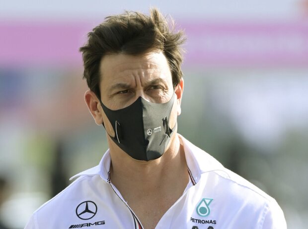 Titel-Bild zur News: Mercedes-Teamchef Toto Wolff im Fahrerlager beim Grand Prix von Saudi-Arabien
