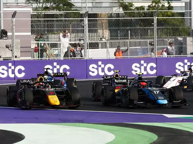Liam Lawson, Marcus Armstrong beim Start des Formel-2-Rennens in Dschidda 2021 Titel-Bild zur News: Liam Lawson, Marcus Armstrong beim Start des Formel-2-Rennens in Dschidda 2021