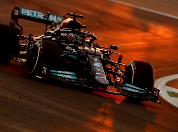Titel-Bild zur News: Lewis Hamilton im Mercedes W12 im dritten Freien Training in Dschidda in Saudi-Arabien 2021