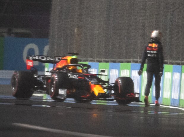 Titel-Bild zur News: Max Verstappen (Red Bull RB16B) verunfallt im Qualifying zum Formel-1-Rennen in Saudi-Arabien 2021