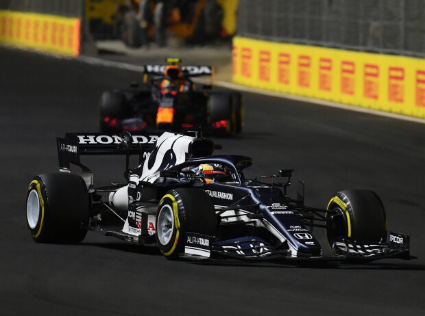 Titel-Bild zur News: Yuki Tsunoda (AlphaTauri AT02) vor Sergio Perez (Red Bull RB16B) im Qualifying zum Formel-1-Rennen in Saudi-Arabien 2021