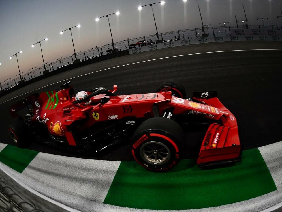 Charles Leclerc im Ferrari SF21 auf dem Formel-1-Stadtkurs in Dschidda unter Flutlicht