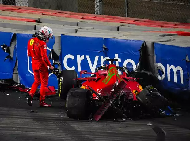 Charles Leclerc und sein zerstörter Ferrari SF21 im Training zum Formel-1-Rennen in Dschidda 2021 Titel-Bild zur News: Charles Leclerc und sein zerstörter Ferrari SF21 im Training zum Formel-1-Rennen in Dschidda 2021
