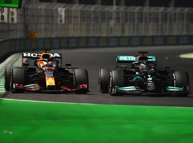 Titel-Bild zur News: Max Verstappen (Red Bull RB16B) und Lewis Hamilton (Mercedes W12) im Formel-1-Rennen von Saudi-Arabien 2021