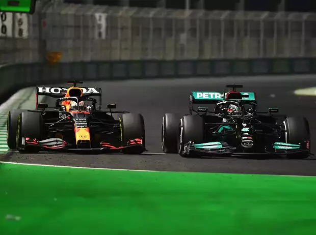 Max Verstappen (Red Bull RB16B) und Lewis Hamilton (Mercedes W12) im Formel-1-Rennen von Saudi-Arabien 2021 Titel-Bild zur News: Max Verstappen (Red Bull RB16B) und Lewis Hamilton (Mercedes W12) im Formel-1-Rennen von Saudi-Arabien 2021