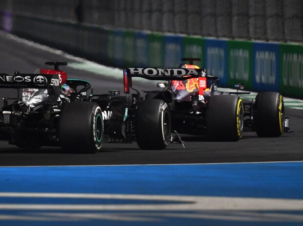 Titel-Bild zur News: Max Verstappen im Red Bull RB16B vor Lewis Hamilton im Mercedes W12 beim F1-Rennen 2021 in Saudi-Arabien