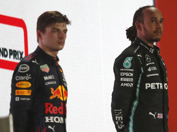 Titel-Bild zur News: Max Verstappen (Red Bull) und Lewis Hamilton (Mercedes) auf dem Podium zum Formel-1-Rennen in Katar