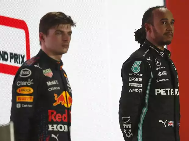 Max Verstappen (Red Bull) und Lewis Hamilton (Mercedes) auf dem Podium zum Formel-1-Rennen in Katar Titel-Bild zur News: Max Verstappen (Red Bull) und Lewis Hamilton (Mercedes) auf dem Podium zum Formel-1-Rennen in Katar