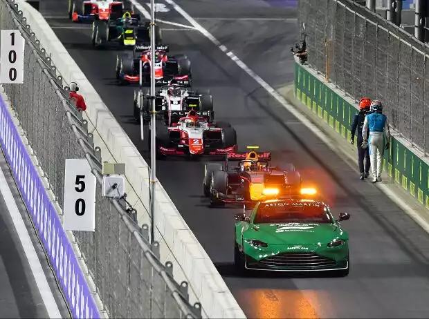 Formel-2-Fahrzeuge in Dschidda hinter dem Safety-Car Titel-Bild zur News: Formel-2-Fahrzeuge in Dschidda hinter dem Safety-Car