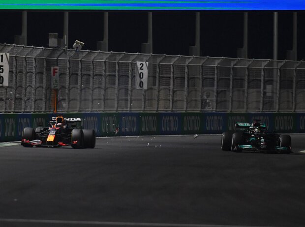 Titel-Bild zur News: Max Verstappen (Red Bull RB16B) und Lewis Hamilton (Mercedes W12) kollidieren beim Formel-1-Rennen in Saudi-Arabien 2021