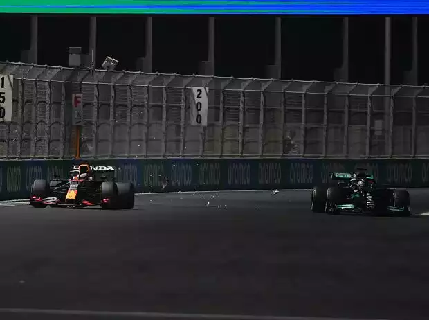 Max Verstappen (Red Bull RB16B) und Lewis Hamilton (Mercedes W12) kollidieren beim Formel-1-Rennen in Saudi-Arabien 2021 Titel-Bild zur News: Max Verstappen (Red Bull RB16B) und Lewis Hamilton (Mercedes W12) kollidieren beim Formel-1-Rennen in Saudi-Arabien 2021