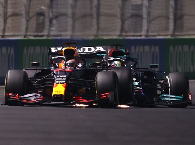 Kollision in Runde 37 beim Grand Prix von Saudi-Arabien: Max Verstappen führt, Lewis Hamilton fährt von hinten auf
