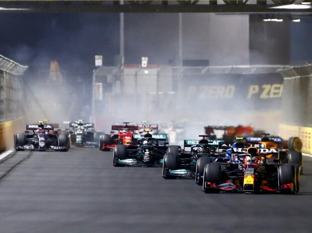 Titel-Bild zur News: Max Verstappen, Lewis Hamilton, Esteban Ocon